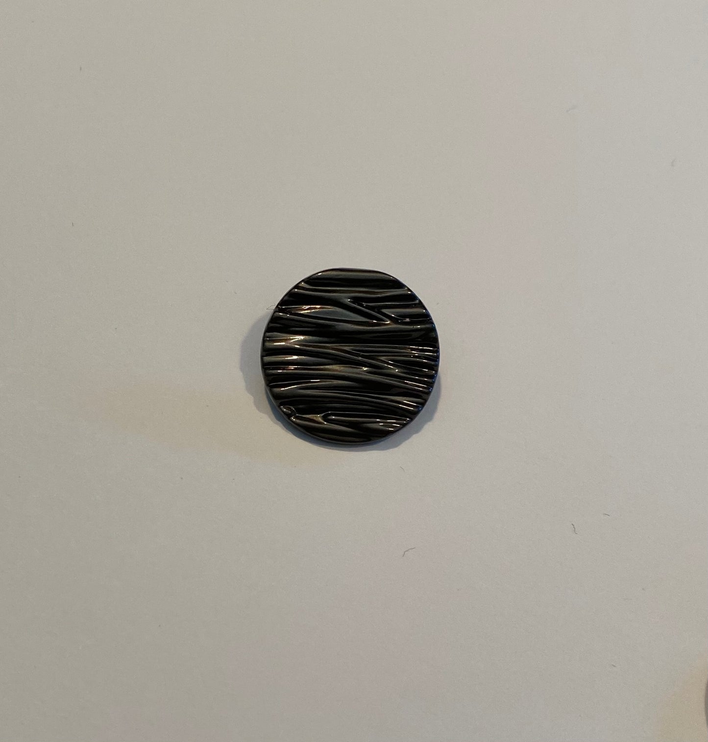 Metallknapp med struktur