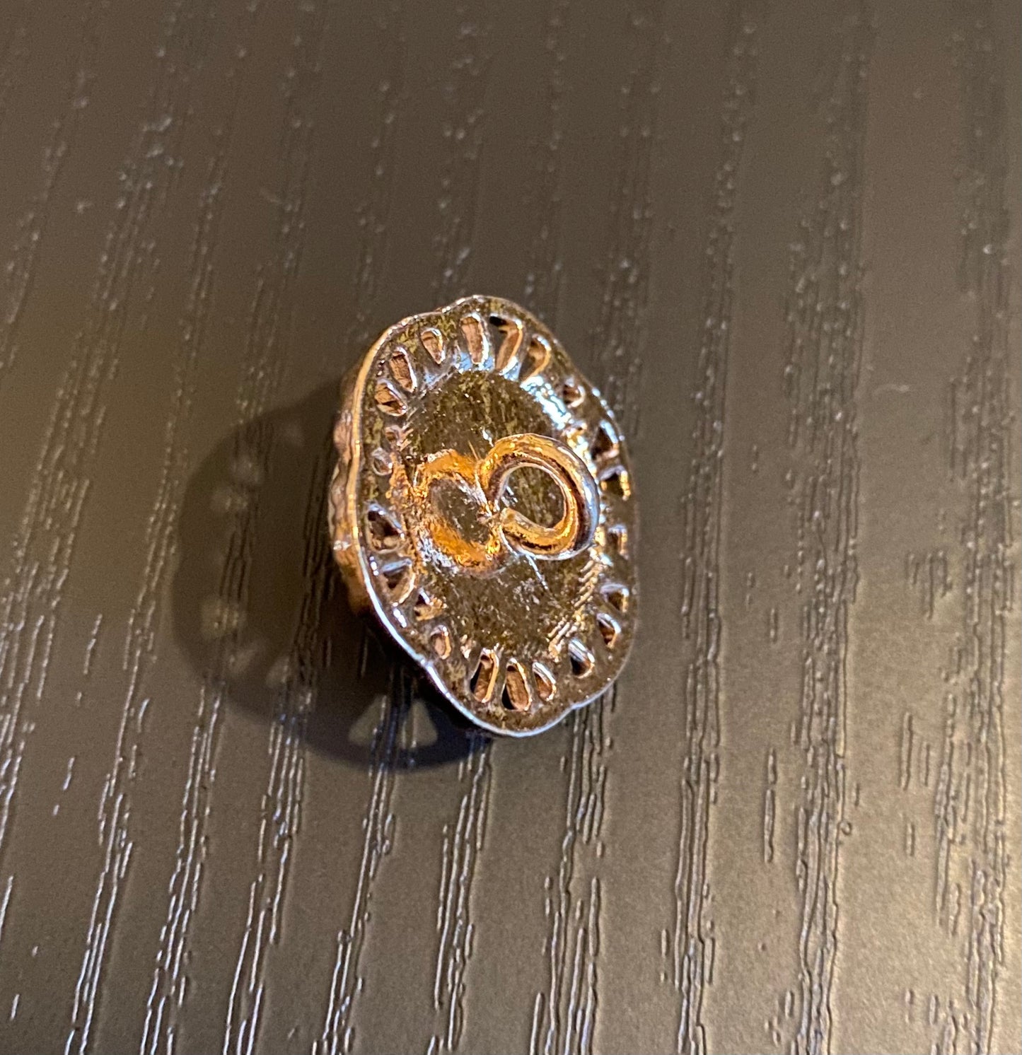 Dekorative gullknapper med stofføye